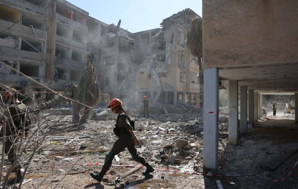 Skutki odwetu Iranu w Izraelu  / autor: PAP/EPA/ABIR SULTAN