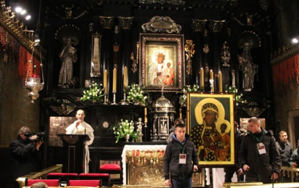 fot. Wyprowadzenie ikony z Kaplicy Cudownego Obrazu na Jasnej Górze / odoceanudooceanu.pl