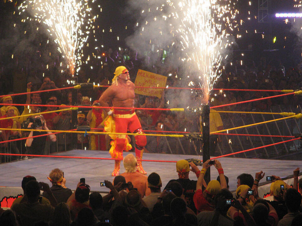Hulk Hogan na jednym z wydarzeń w czasie trasy Hulkamania: Let The Battle Begin / autor: Wikipedia/ Matthew Glover / CC BY 2.0