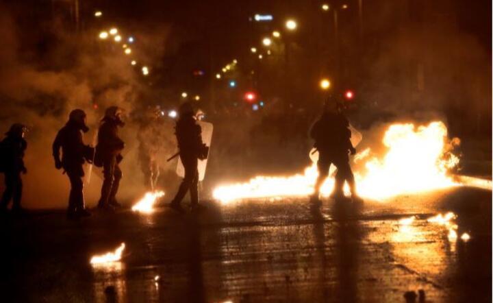 Walki z policją w Atenach / autor: PAP/EPA/YANNIS KOLESIDIS