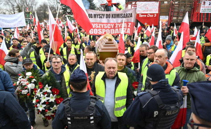  Protestujący rolnicy w centrum Wrocławia przed blokada szpaleru policji / autor: PAP/ Maciej Kulczyński