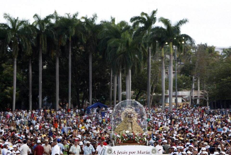 Figurka Dziewicy Miłosiernej z Cobre, patronki Kuby. PAP/EPA