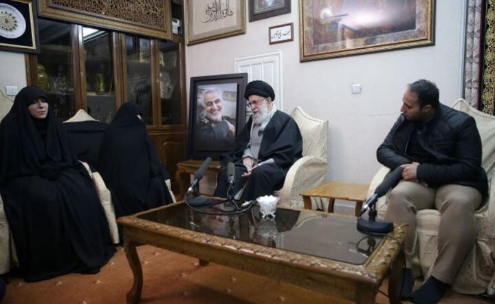 Irański najwyższy przywódca Ali Chamenei (C) spotyka się z rodziną generała irańskiego Korpusu Strażników Rewolucji (IRGC) i dowódcą sił Quds Qasem Soleimani w jego domu w Teheranie w Iranie, 03 stycznia 2020 