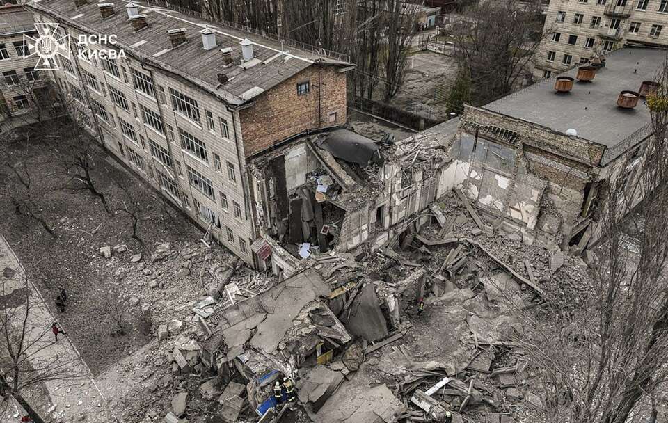 Zniszczenia w Kijowie / autor: PAP/EPA/STATE EMERGENCY SERVICE HANDOUT