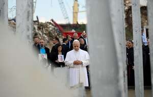 Leon XIV w swoim ostatnim dniu podróży apostolskiej do Libanu przybył na chwilę cichej modlitwy w miejscu, gdzie przed pięciu laty doszło do wybuchu, który pozbawił życia 218 osób / autor: Vatican Media