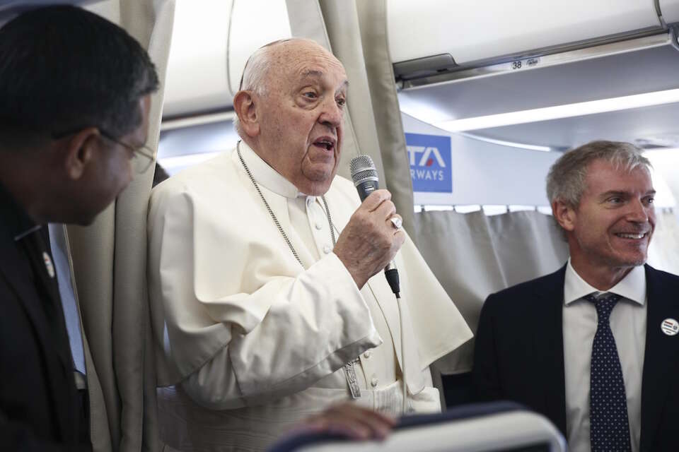 Papież Franciszek podczas lotu do Luksemburga / autor: 	PAP/EPA/GUGLIELMO MANGIAPANE / POOL