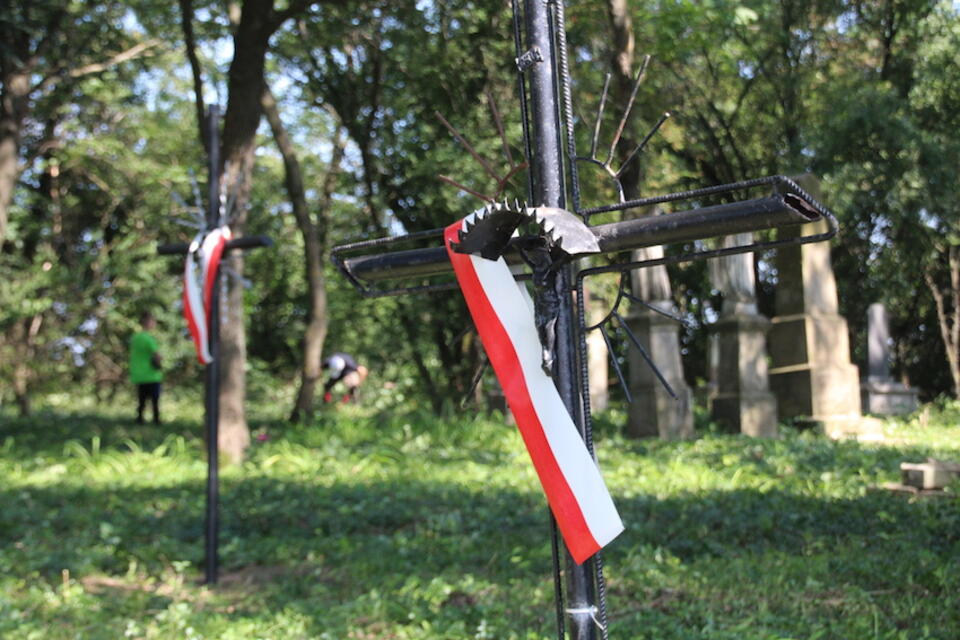 Pamięć i obecność na polskich cmentarzach jest ważniejsza od wykonanej tam ciężkiej pracy / autor: M. Czutko
