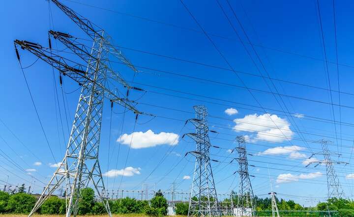 Słupy i infrastruktura przesyłowa energii elektrycznej coraz częściej stoją na polach uprawnych / autor: Fratria / AS