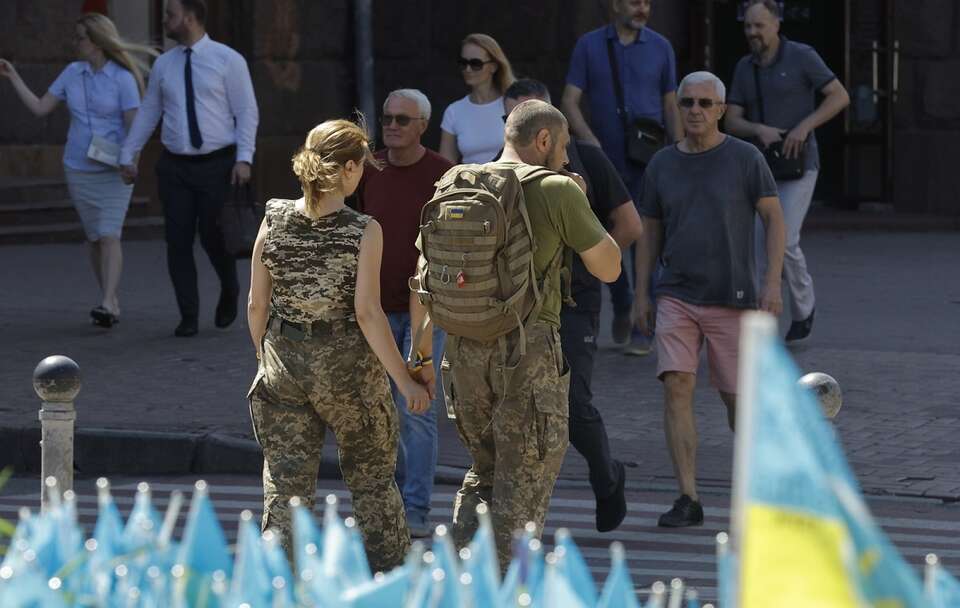 Para ukraińskich żołnierzy w Kijowie / autor: PAP/EPA/SERGEY DOLZHENKO