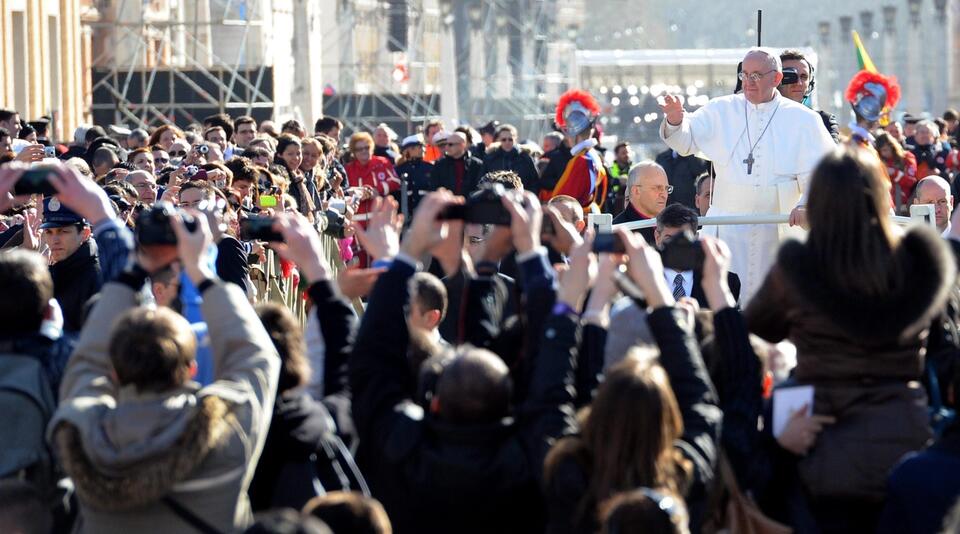 Watykan, 19.03.2013 r., Papież Franciszek pozdrawia wiernych zgrmadzonych na pl. Św. Piotra (fot. EPA)