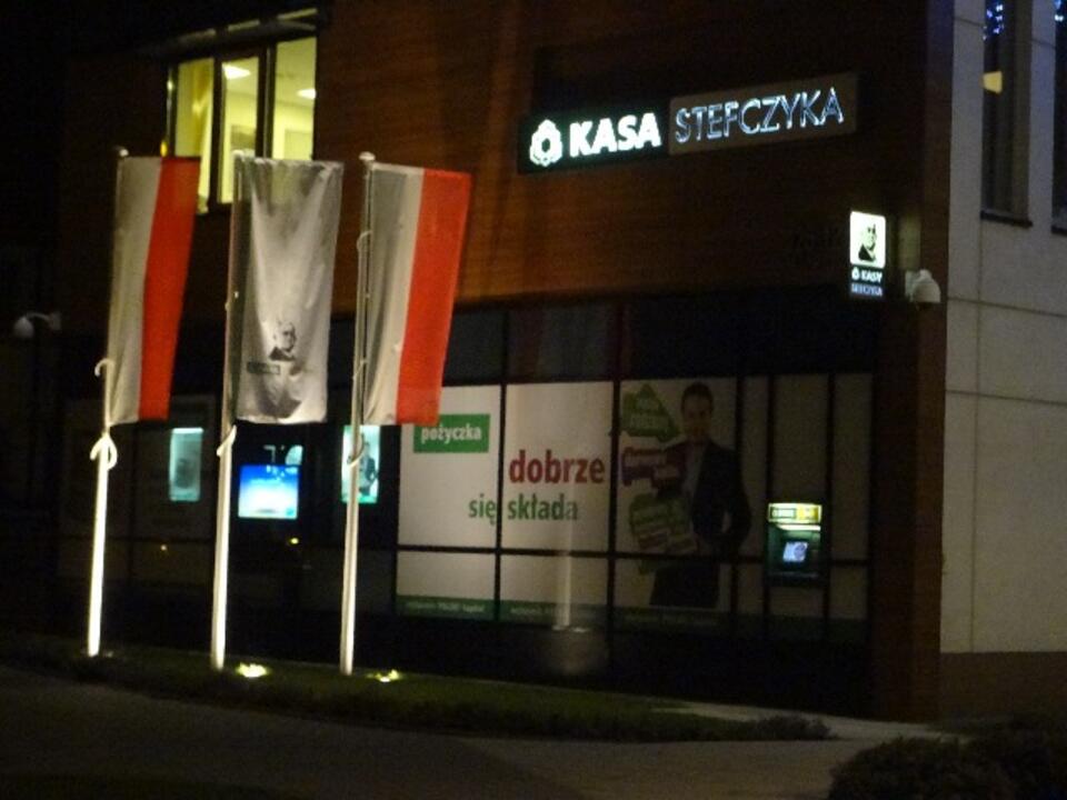 Czy przed jakimkolwiek "polskim" bankiem wisi biało-czerwona flaga? A przed siedzibą SKOK-ów w Gdyni - wisi. Fot. Mik