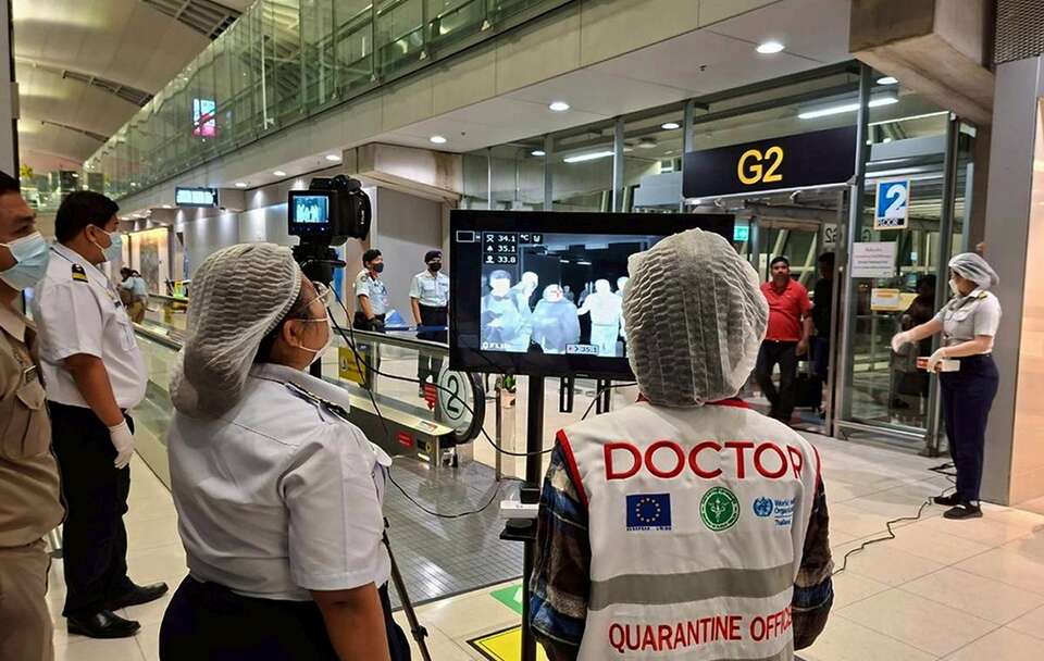 Kontrola sanitarna na lotnisku / autor: PAP/EPA/THE SUVARNABHUMI AIRPORT OFFICE HANDOUT HANDOUT