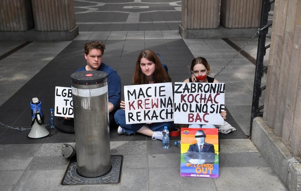 Protest aktywistów z Młodzieżowego Forum LGBT+ przed budynkiem MEiN w Warszawie / autor: PAP/Radek Pietruszka