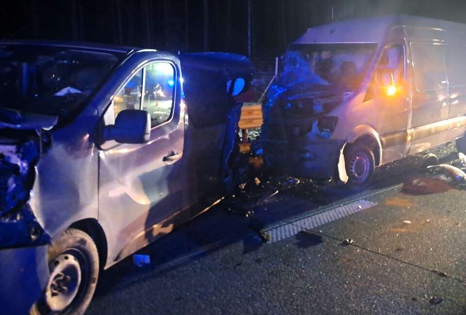 Zablokowana jest droga ekspresowa S8 w kierunku Białegostoku, gdzie zderzyły się dwa samochody osobowe i ciężarówka.  / autor: X/Policja Mazowsze 