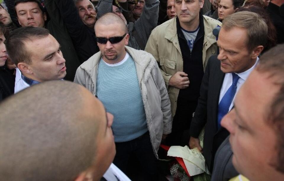 Premier Tusk rozmawia z kibicami w Korycinie, PAP 