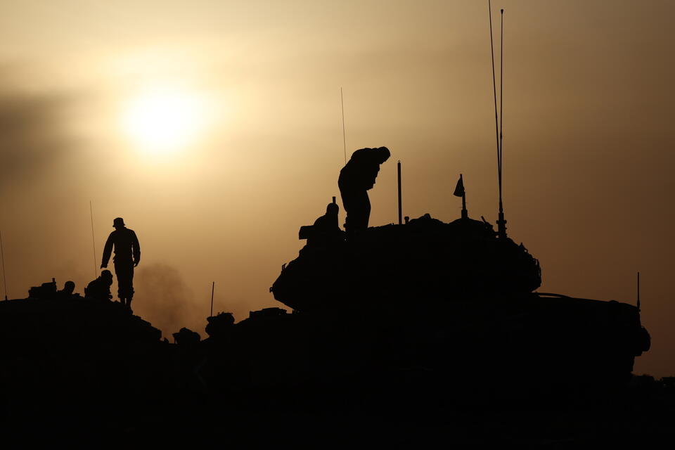 Izraelscy żołnierze na czołgach, zgromadzeni na pozycji w pobliżu granicy ze Strefą Gazy, w południowym Izraelu (zdj. ilustracyjne) / autor: PAP/EPA
