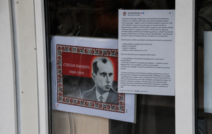 Plakat z Banderą w witrynie sklepu we Lwowie/Wpis Krzysztofa Bosaka / autor: Fratria/X