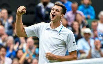 Hurkacz wygrał z królem Wimbledonu Rogerem Federerem! Spektakularny awans