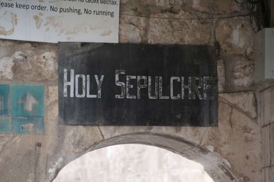 Tablica przed Bazyliką Grobu Świętego (Pańskiego) w Jerozolimie / autor: Fratria
