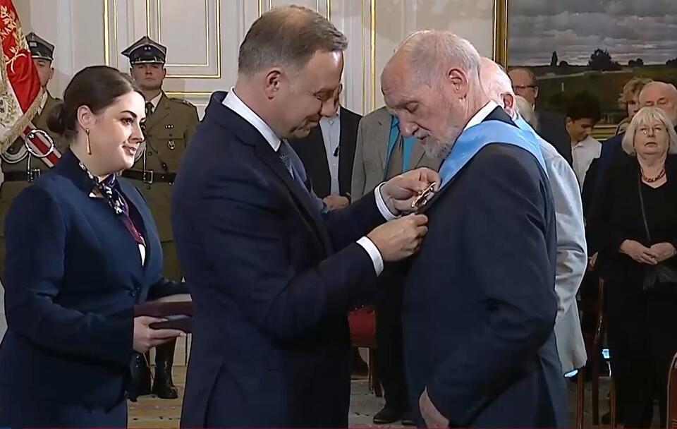 Prezydent Andrzej Duda odznacza Antoniego Macierewicza Orderem Orła Białego / autor: TVP Info (screenshot)