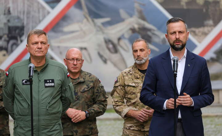 Wicepremier, minister obrony narodowej Władysław Kosiniak-Kamysz (P-front) i zastępca Dowódcy Operacyjnego Rodzajów Sił Zbrojnych generał dywizji Dariusz Malinowski (L-front) podczas konferencji prasowej / autor: PAP/Paweł Supernak