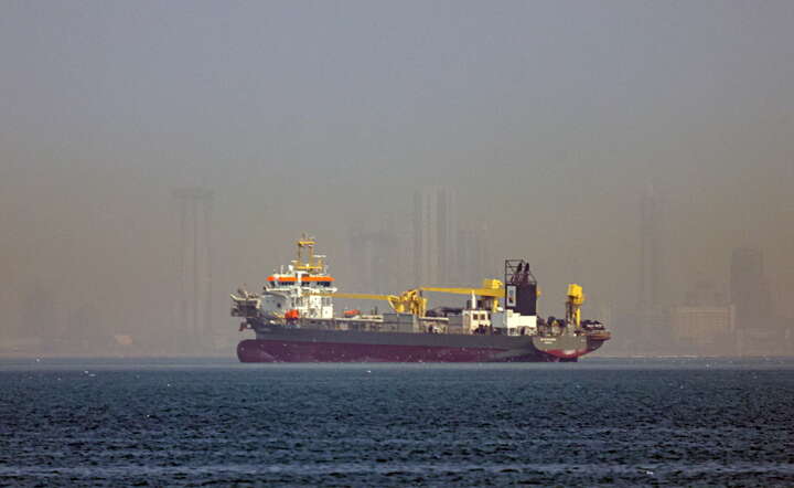 Statek handlowy zakotwiczony u wybrzeża Dubaju, 1 marca 2026 / autor: PAP/EPA/STRINGER