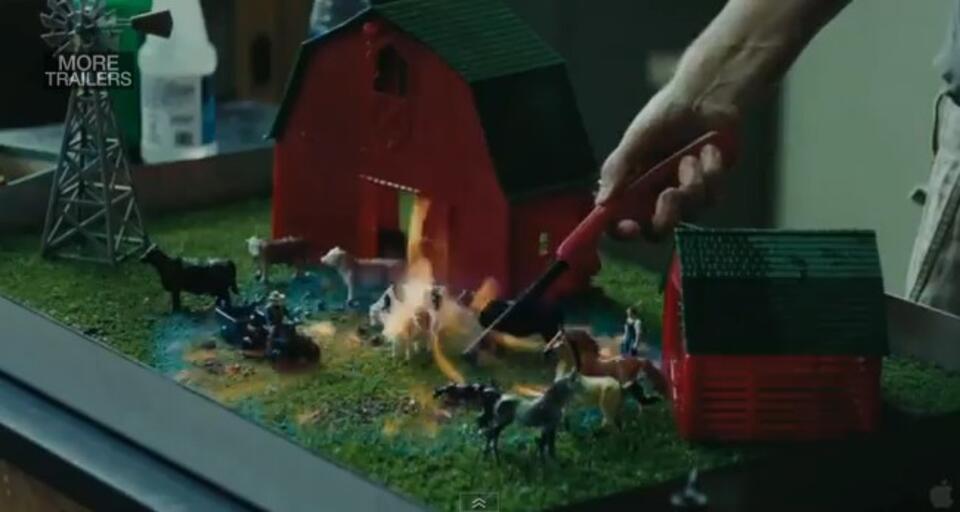 Kadr z filmu van Santa. Makieta gospodarstwa płonie od przystawienia zapalniczki. W domyśle - gaz będzie się ulatniał zewsząd stwarzając zagrożenie dla życia. Fot. YouTube