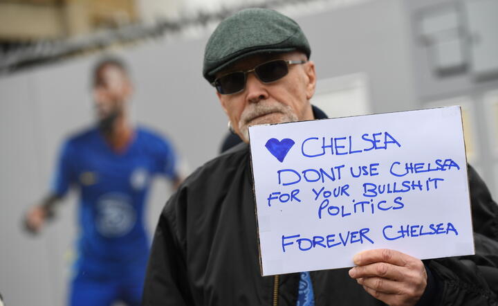 Na kartce: "Nie wykorzystuj Chelsea do swojej g...nej polityki" / autor: EPA/PAP
