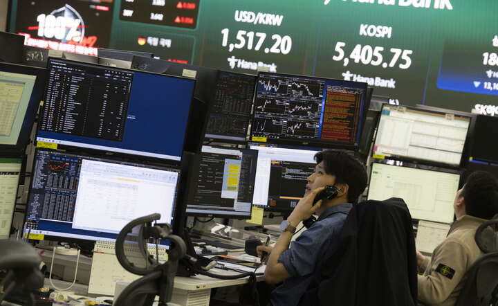 Przecena na rynkach azjatyckich pogłębia się. Na zdjęciu dealerzy koreańskiego Hana Bank na sesji 23 marca 2026 / autor: PAP/EPA/JEON HEON-KYUN