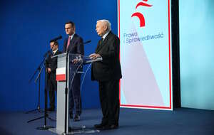 Na zdjęciu prezes PiS Jarosław Kaczyński, Mateusz Morawiecki i Rafał Bochenek podczas konferencji prasowej w siedzibie PiS / autor: PAP/Albert Zawada