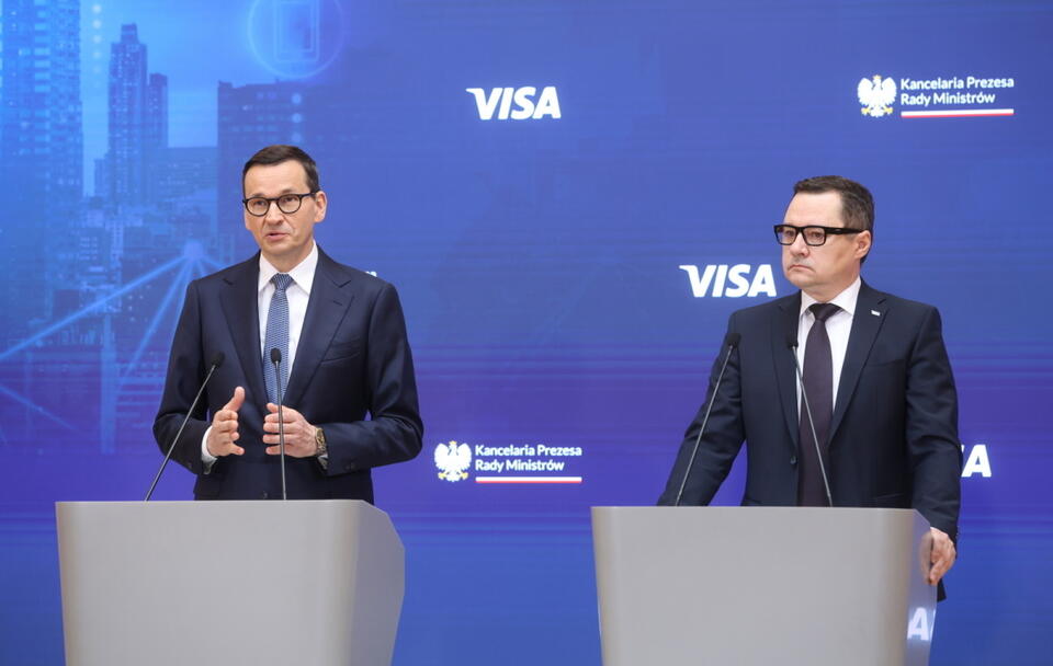 Premier Mateusz Morawiecki (L) i dyrektor zarządzający regionem Europy Środkowo-Wschodniej w Visa Jakub Kiwior / autor: PAP/Rafał Guz