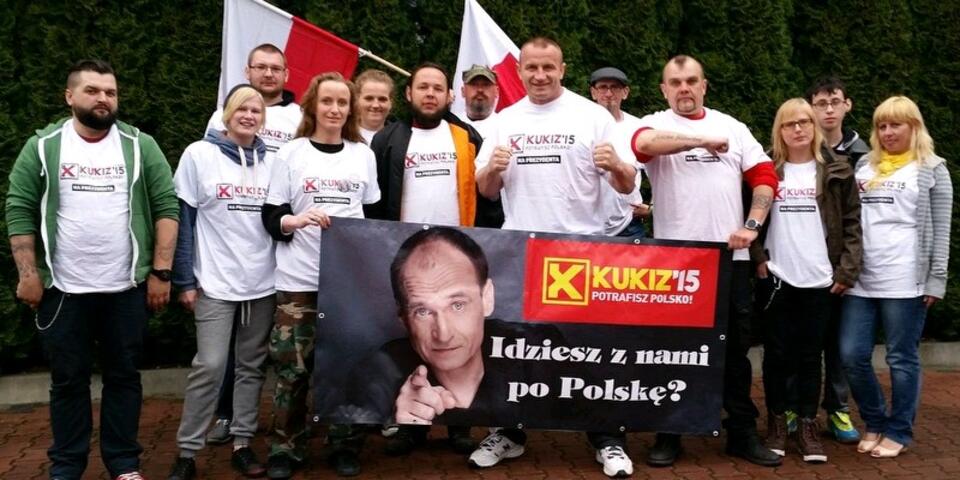 Zwolennicy P. Kukiza, w środku "strongman" M. Pudzianowski; fot. profil P. Kukiza na Facebooku