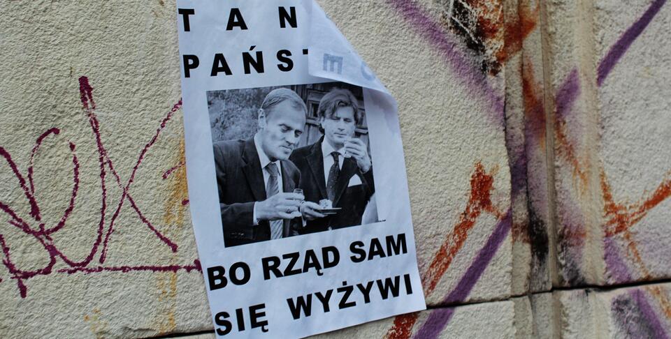 Warszawa, 2012 rok - plakat na scianie budynku  / autor: wPolityce.pl