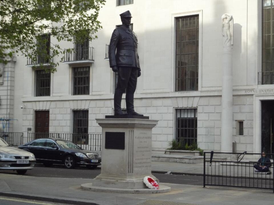 Pomnik gen. Sikorskiego w Londynie