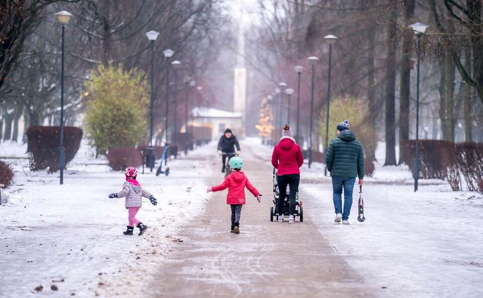 Rodzina z dziećmi na spacerze - zdj. ilustracyjne / autor: Fratria