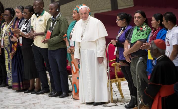 Papież Franciszek z uczestnikami zjazdu ruchów ludowych w Watykanie, fot. PAP/EPA/CLAUDIO PERI