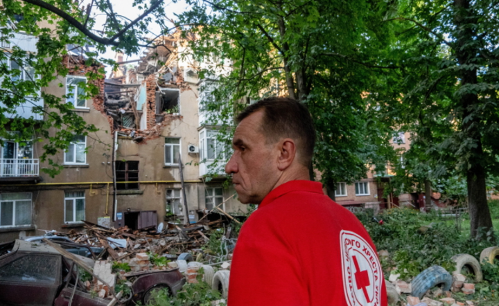 Zniszenia w mieście Sumy na północnym wschodzie Ukrainy. Dwie osoby zginęły, a 19 zostało rannych, 03.07 / autor: PAP/Mykola Kalyeniak