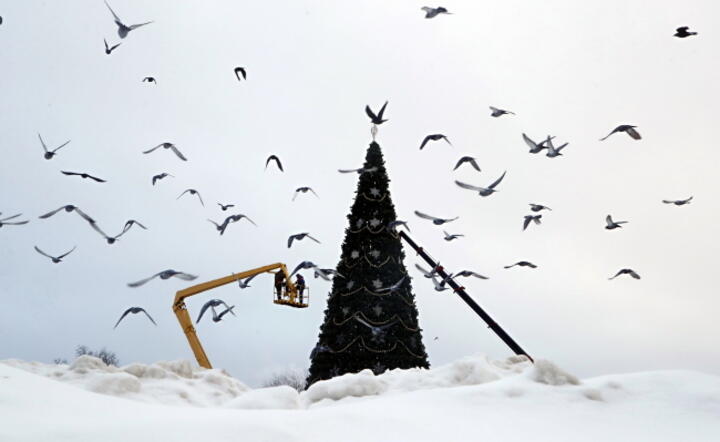 Moskwę i okolice nawiedziła w ostatnich godzinach burza śnieżna oraz... ukraińskie drony / autor: PAP/EPA/MAXIM SHIPENKOV