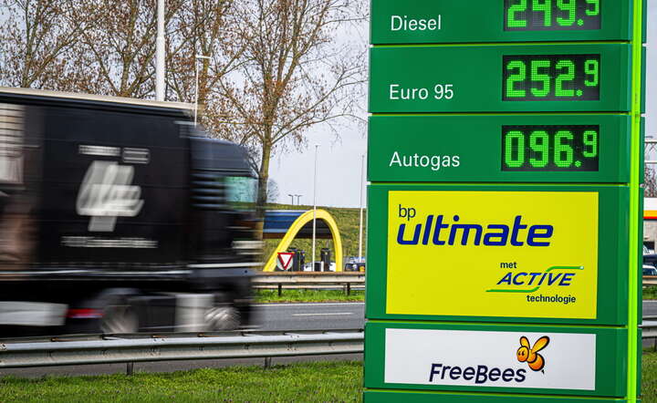 Ceny paliw w całej Europie biją rekordy / autor: PAP/EPA/FRANK DE ROO 