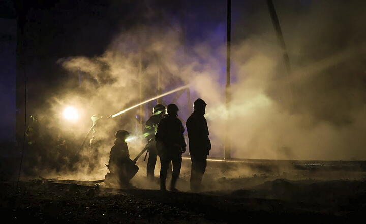 Gaszenie pożaru po rosyjskim ostrzale / autor: PAP/EPA