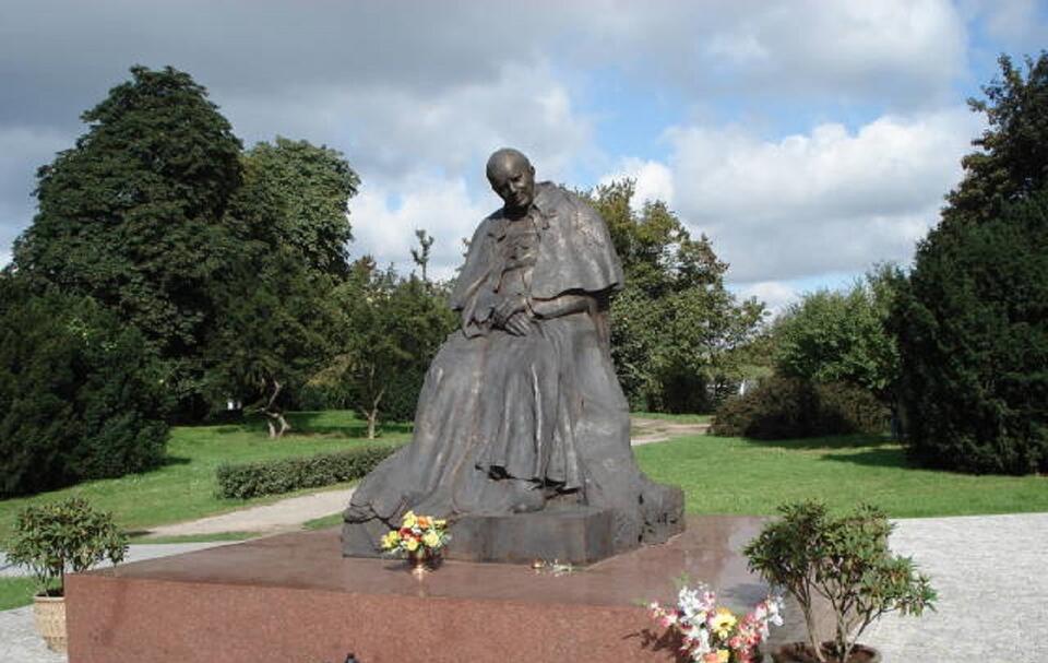 Pomnik św. Jana Pawła II w Toruniu / autor: Jerzy/commons.wikimedia.org