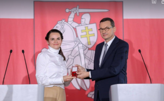 Premier przekazuje klucze Cichanouskiej do Domu Białoruskiego w Polsce [ZDJĘCIA]