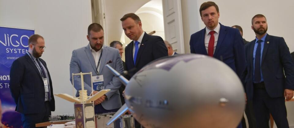 Prezydent Andrzej Duda zwiedza wystawę eksponatów, w ramach konferencji „Technologie przyszłości. Przemysł kosmiczny” / autor:  	PAP/Marcin Obara