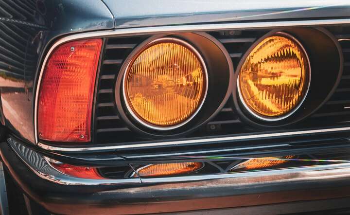 Właściciele starszych aut mogą spać spokojnie. Zaawansowane technologicznie rozwiązania ich nie dotyczą. / autor: Pexels