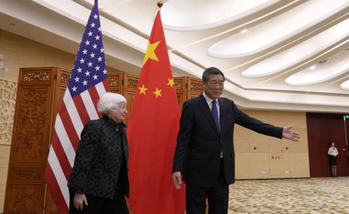 Sekretarz skarbu USA Janet Yellen z wizytą w Pekinie - tu z wicepremierem Chin He Lifengiem / autor: PAP/EPA/Andy Wong