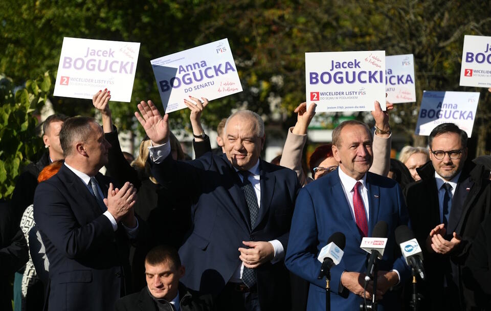 Minister aktywów państwowych Jacek Sasin oraz m.in. podsekretarz stanu w MON Michał Wiśniewski podczas spotkania z mieszkańcami na Rynku Miejskim w Siemiatyczach / autor: PAP/Michał Zieliński