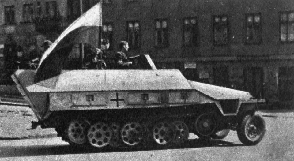 14.08.1944 r. zdobyty przez powstańców transporter opancerzony, zwany później "Szarym Wilkiem" przejeżdża ul. Kopernika, fot. PAP/reprodukcja