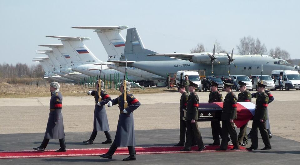 Trumna z ciałem śp. Prezydenta Lecha Kaczyńskiego w rękach rosyjskich żołnierzy na płycie smoleńskiego lotniska. 11 kwietnia 2010 r. / autor: Marek Pyza / Fratria