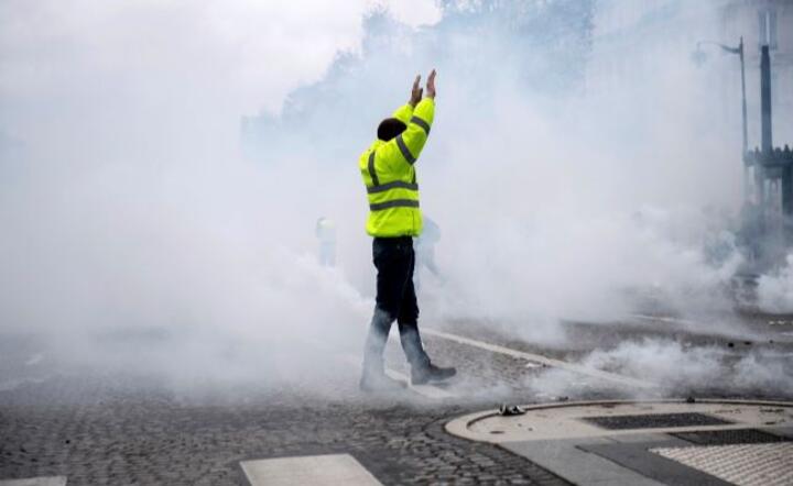 Protest "żółtych kamizelek" / autor: PAP/EPA/JULIEN DE ROSA