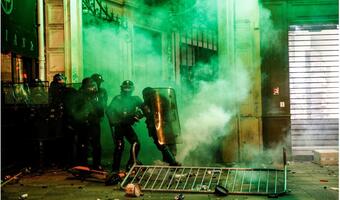 Francja: Rząd pomału ustępuje protestującym